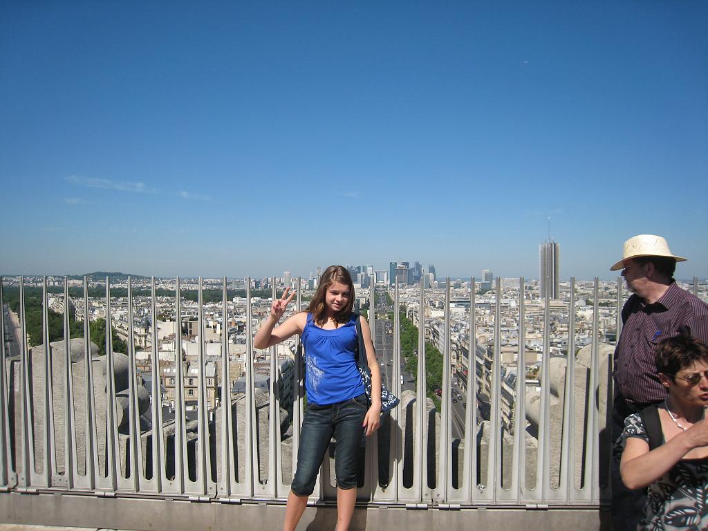 IMG_6463.JPG - Sarina on top of "Arc de Triomphe" in front of "La Défense"