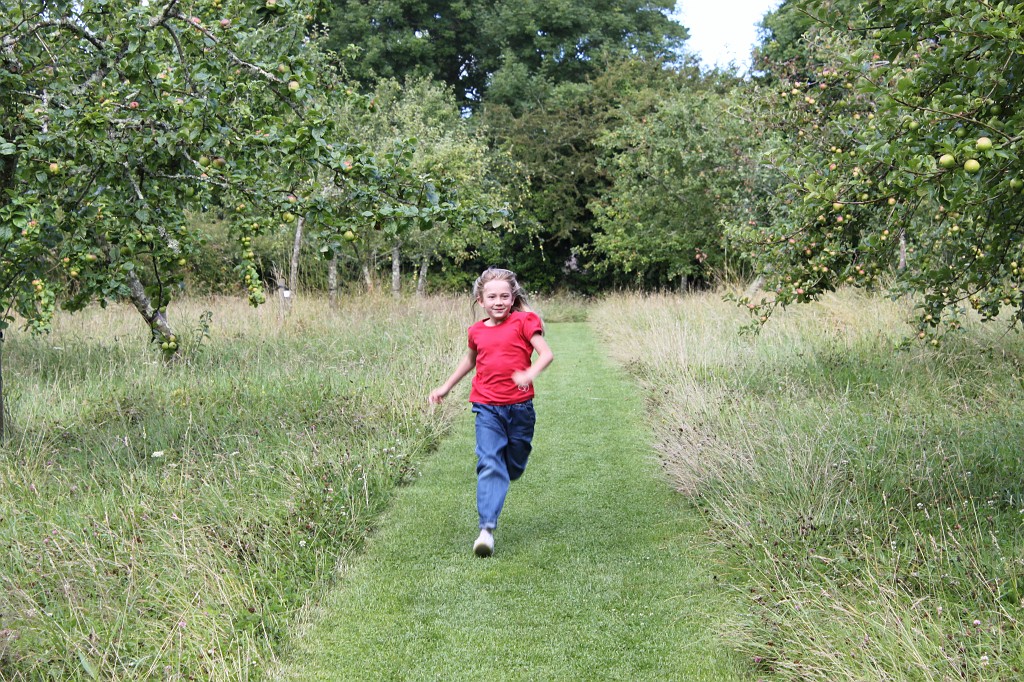 IMG_1567.JPG - Naomi running in Trelissick Garden