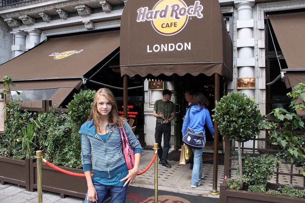 IMG_2205.JPG - Sarina in front of the London Hard Rock Cafe  http://en.wikipedia.org/wiki/Hard_Rock_Cafe 
