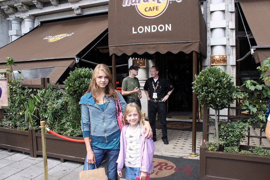 IMG_2207.JPG - Sarina & Naomi in front of the London Hard Rock Cafe  http://en.wikipedia.org/wiki/Hard_Rock_Cafe 
