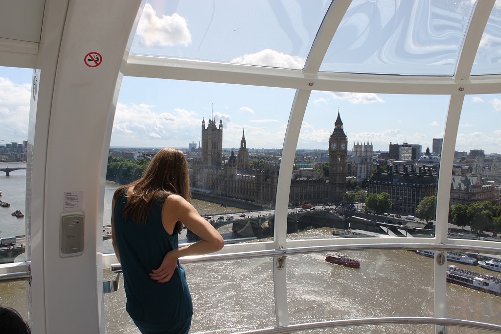 IMG_2257.JPG - Sarina watching Houses of Parliament from the London Eye  http://en.wikipedia.org/wiki/London_eye 