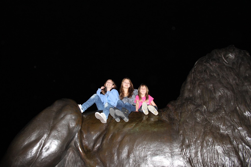 IMG_2452.JPG - Evelyn, Sarina & Naomi on Trafalgar Square Lion  http://en.wikipedia.org/wiki/Trafalgar_Square 