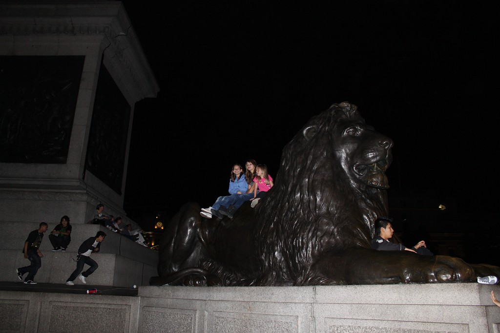 IMG_2455.JPG - Evelyn, Sarina & Naomi on Trafalgar Square Lion  http://en.wikipedia.org/wiki/Trafalgar_Square 