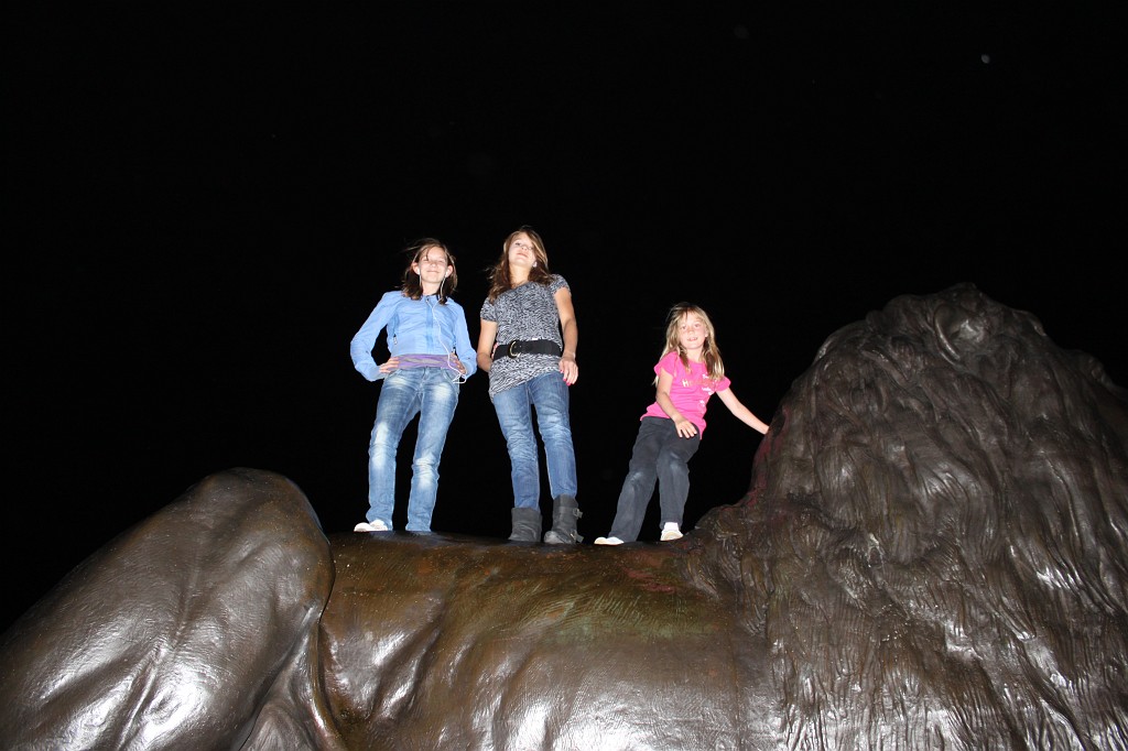 IMG_2459.JPG - Evelyn, Sarina and Naomi on Trafalgar Square Lion  http://en.wikipedia.org/wiki/Trafalgar_Square 