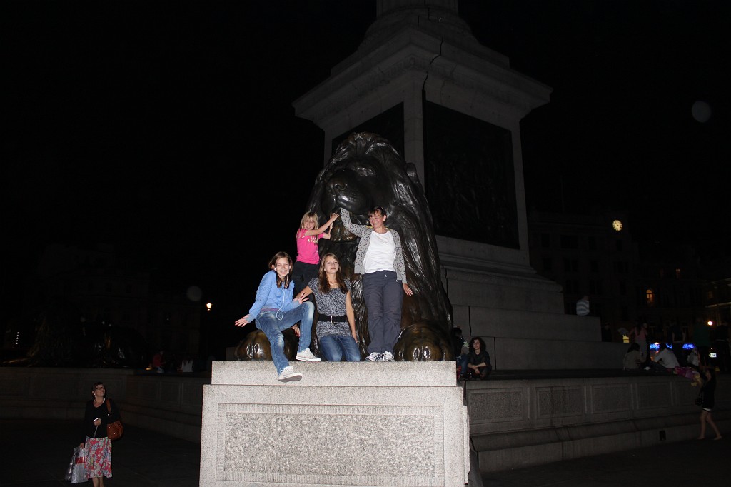 IMG_2491.JPG - Evelyn, Naomi, Sarina & Leonore on Trafalgar Square Lion  http://en.wikipedia.org/wiki/Trafalgar_Square 