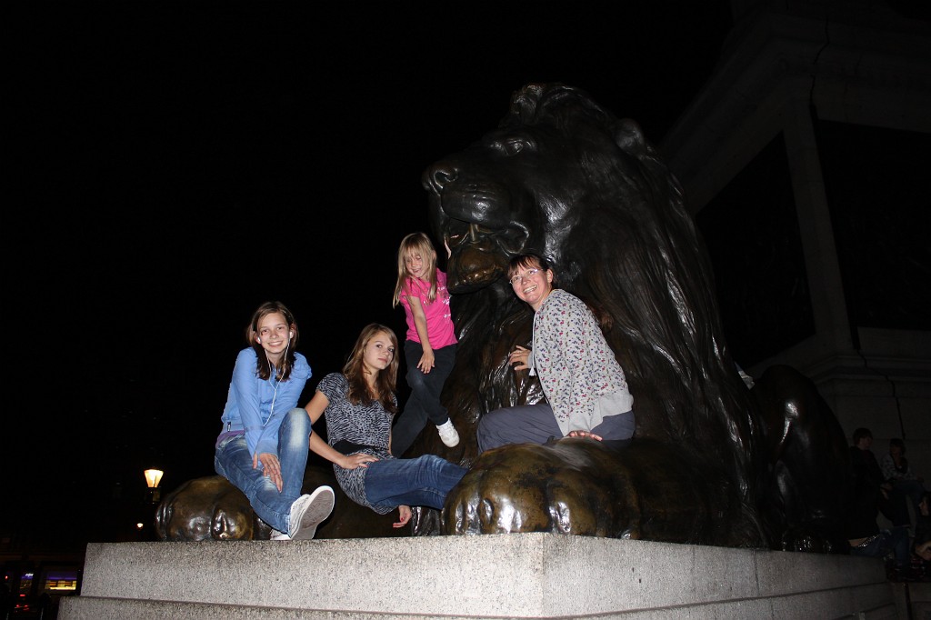 IMG_2492.JPG - Evelyn, Sarina, Naomi & Leonore on Trafalgar Square Lion  http://en.wikipedia.org/wiki/Trafalgar_Square 