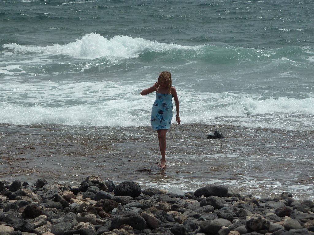 P1040456.JPG - The girl and the waves