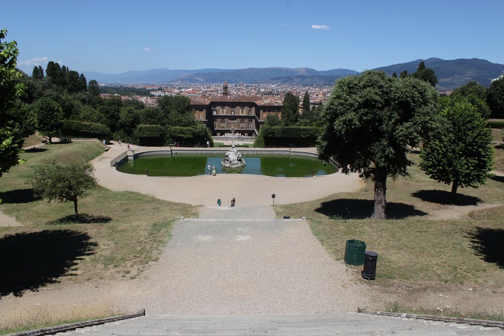 IMG_5816.JPG - Neptune's fountain in  Boboli Gardens  and view over  Florence 