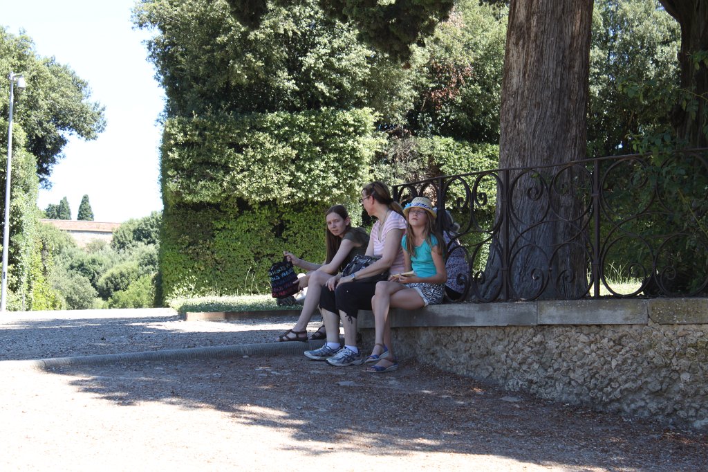 IMG_5842.JPG - Resting in  Giardini di Boboli 