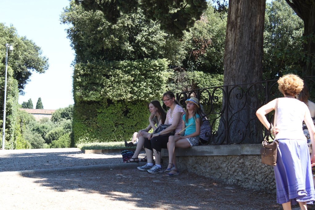 IMG_5843.JPG - Resting in  Giardini di Boboli 