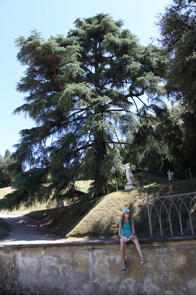 IMG_5859.JPG - Naomi and statue in the  Giardini di Boboli 