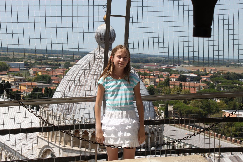 IMG_6386.JPG - Naomi auf dem schiefen Turm von Pisa