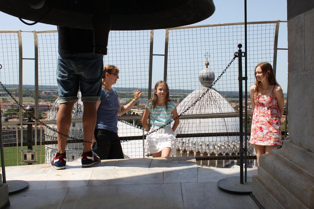 IMG_6389.JPG - Leonore, Naomi und Evelyn auf dem schiefen Turm von Pisa