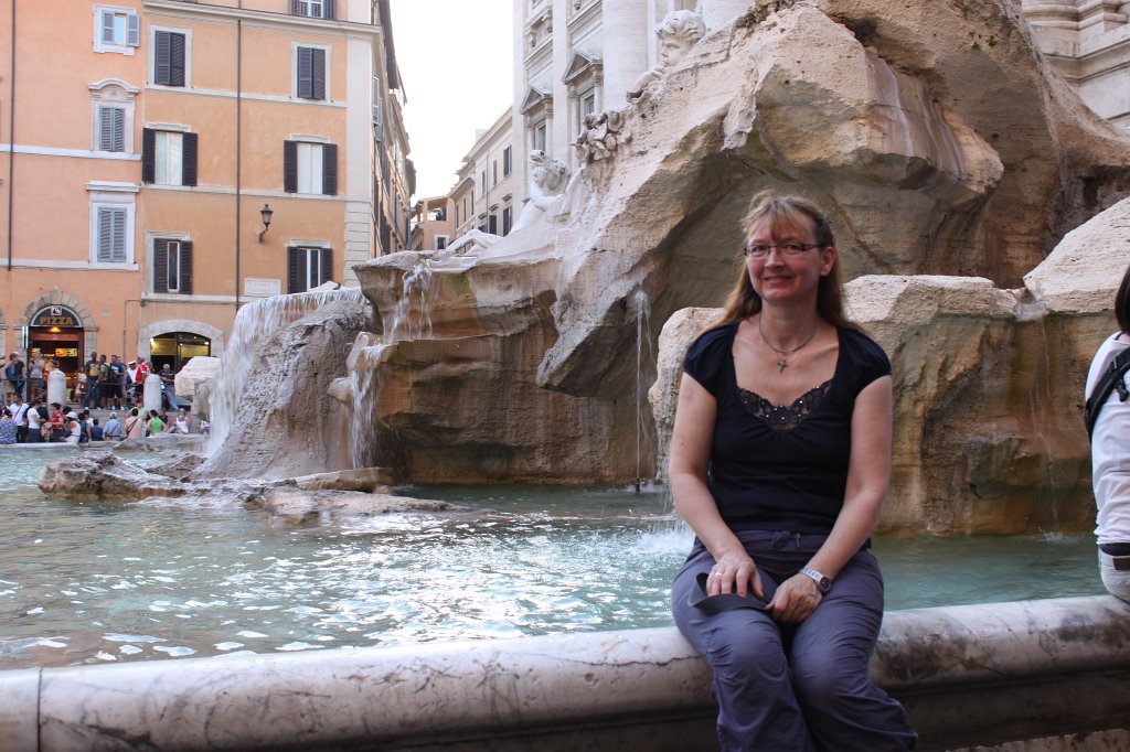 IMG_6834.JPG - Leonore at  Trevi Fountain 