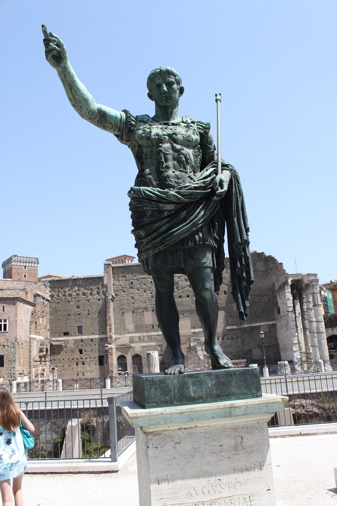 IMG_6978.JPG - Statue of  Augustus 