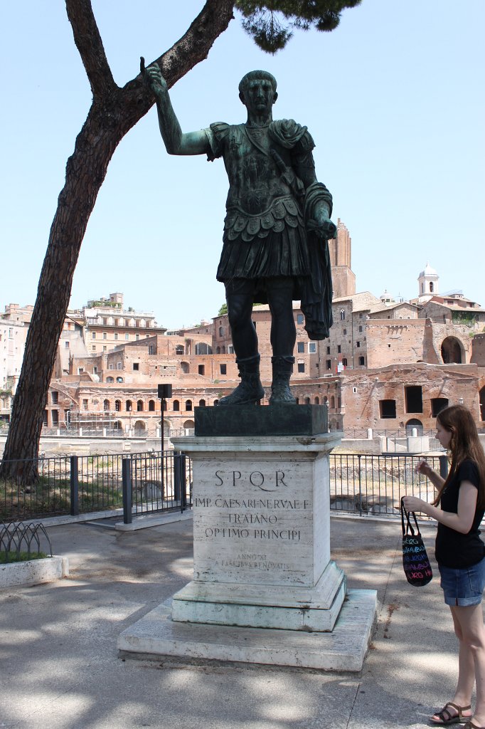 IMG_6983.JPG - Statue of  Trajan 