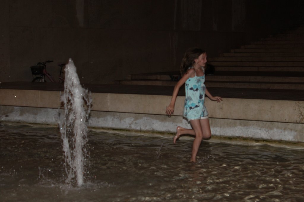 IMG_7051.JPG - Naomi in the fountain