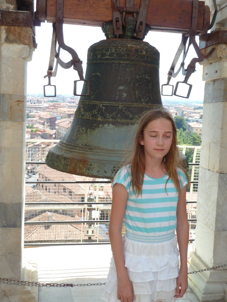 P1100312.JPG - Naomi auf dem schiefen Turm von Pisa