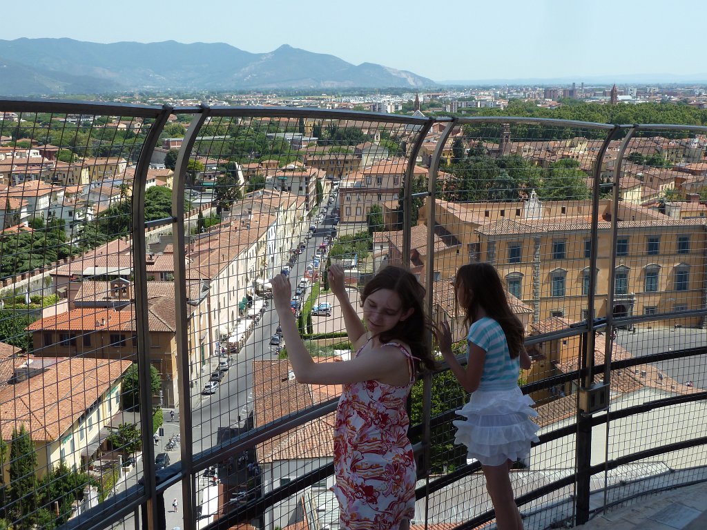 P1100315.JPG - Evelyn und Naomi auf dem schiefen Turm von Pisa