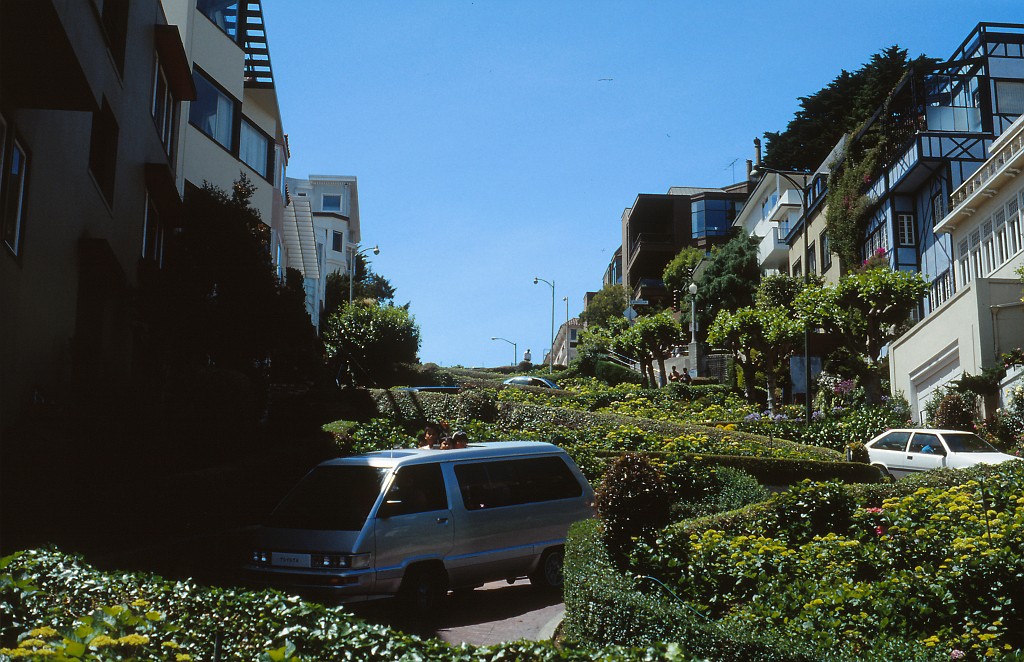 IMG_0121.jpg - Lombard Street  http://en.wikipedia.org/wiki/Lombard_Street_(San_Francisco) 