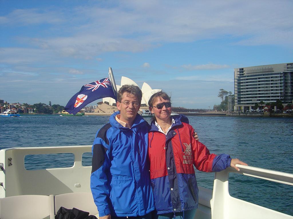 DSC02539.JPG - Roland and Leonore in front of the Sydney Opera House during a harbour cruise