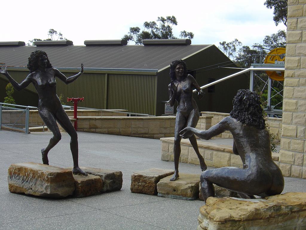 DSC02675.JPG - Three Sisters Sculpture