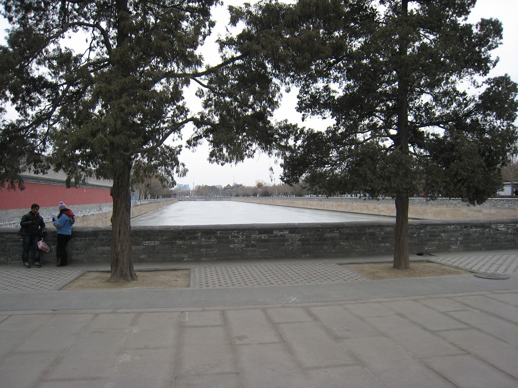 IMG_4833.JPG - Frozen moat around the Forbidden City  http://en.wikipedia.org/wiki/Forbidden_City 