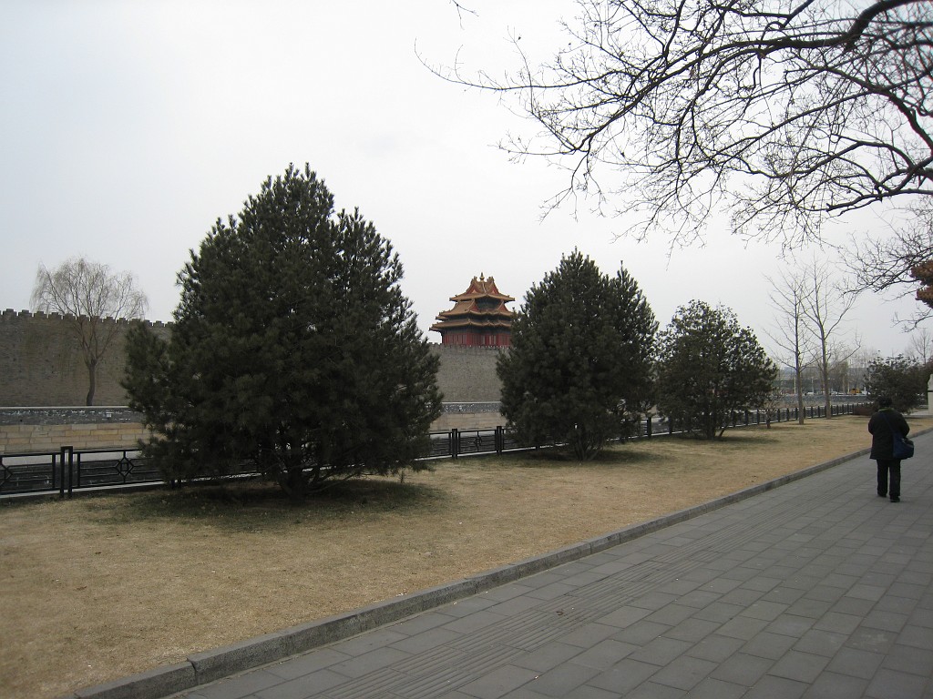 IMG_4835.JPG - Wall around the Forbidden City  http://en.wikipedia.org/wiki/Forbidden_City 