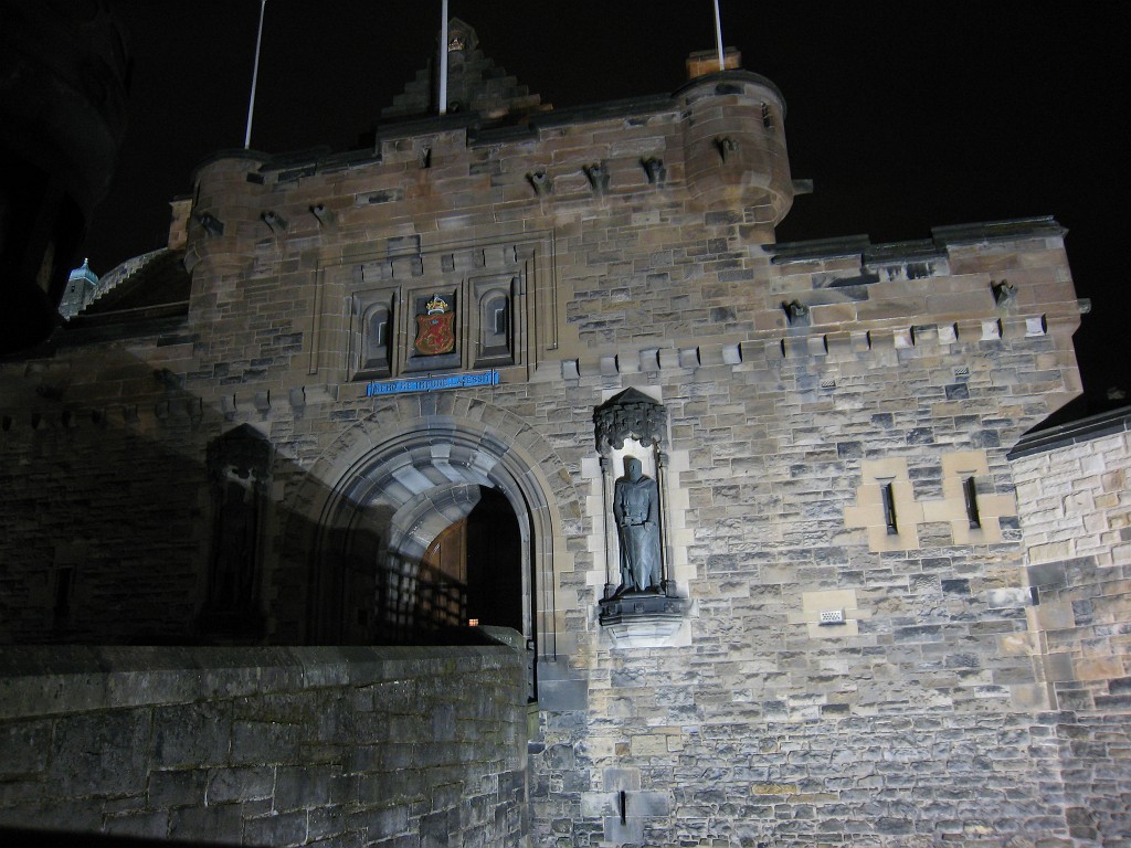 IMG_5251.JPG - Edinburgh Castle  http://en.wikipedia.org/wiki/Edinburgh_Castle  Gate at night