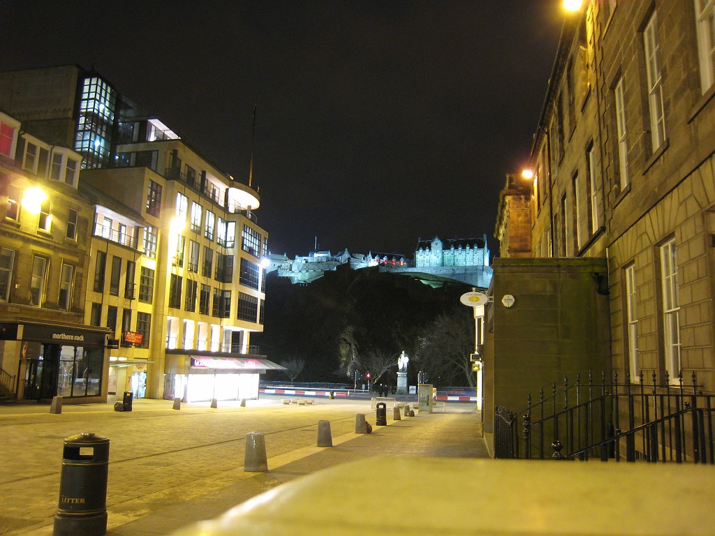 IMG_5259.JPG - Castle Street and Castle  http://en.wikipedia.org/wiki/Edinburgh_Castle  at night