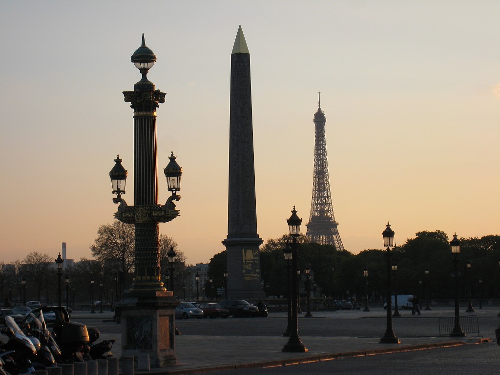 IMG_5585.JPG - Street light, Obelisk of Luxor and Tour Eiffel at the Place de la Concord ( http://en.wikipedia.org/wiki/Place_de_la_Concorde )