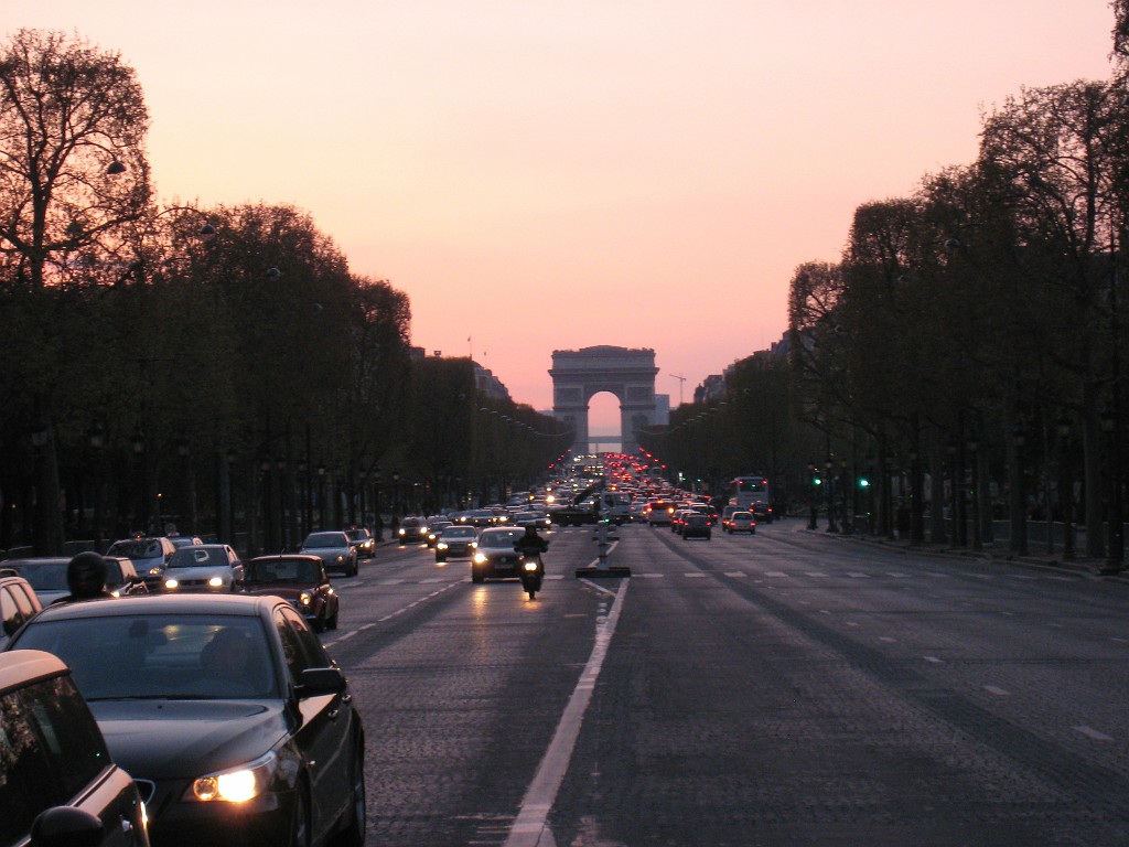 IMG_5620.JPG - Avenue des Champs-Élysées ( http://en.wikipedia.org/wiki/Champs-%C3%89lys%C3%A9es ) and the Arc de Triomphe ( http://en.wikipedia.org/wiki/Arc_de_Triomphe )
