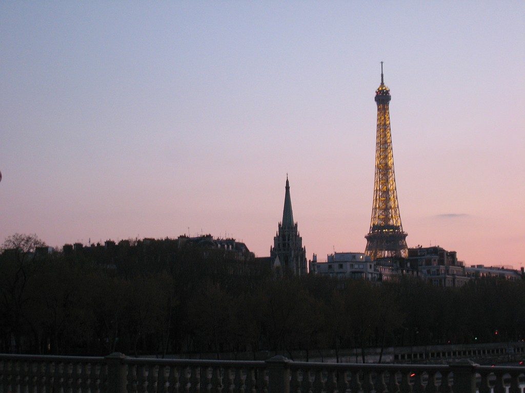 IMG_5647.JPG - Eiffel Tower from Pont des Invalides ( http://en.wikipedia.org/wiki/Pont_des_Invalides )