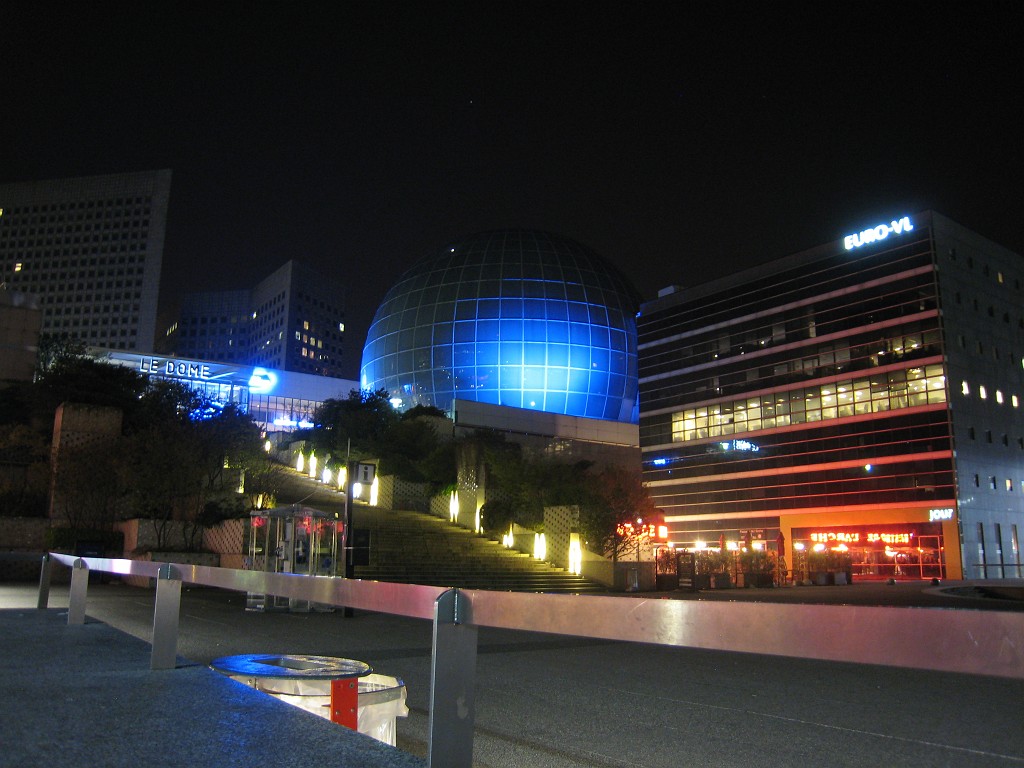 IMG_5701.JPG - Le Dome in La Défense ( http://en.wikipedia.org/wiki/La_D%C3%A9fense )