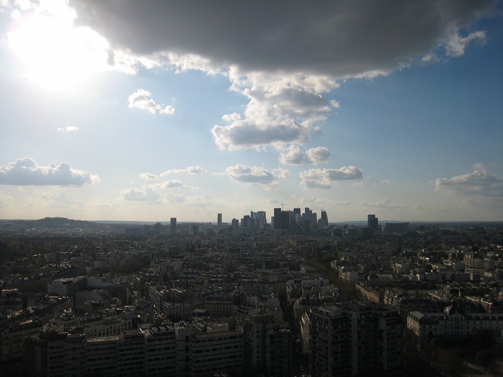 IMG_5720.JPG - Some clouds in the sunshin over La Défense ( http://en.wikipedia.org/wiki/La_Defense ).
