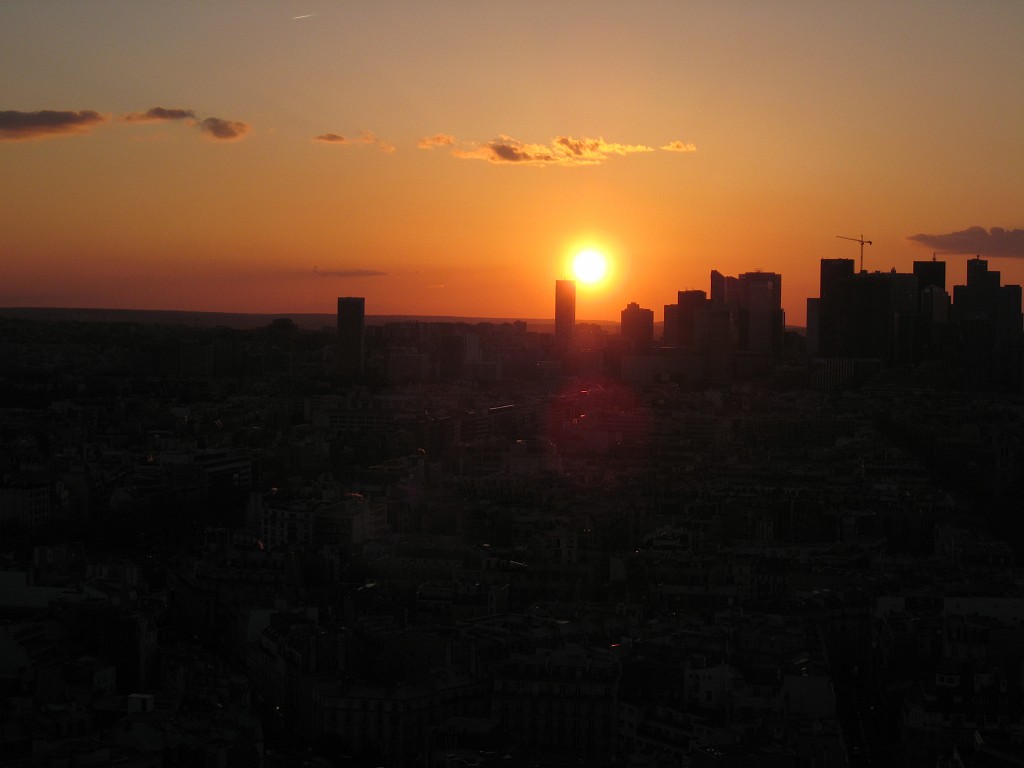 IMG_5784.JPG - Sunset behind La Défense ( http://en.wikipedia.org/wiki/La_D%C3%A9fense )