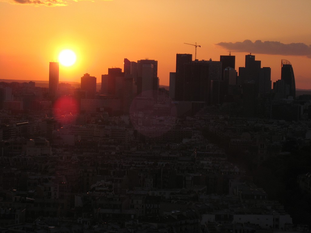 IMG_5785.JPG - Sunset behind La Défense ( http://en.wikipedia.org/wiki/La_D%C3%A9fense )