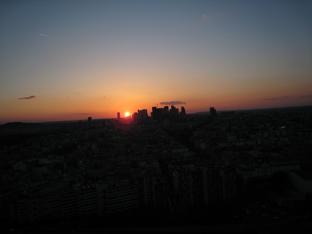 IMG_5787.JPG - Sunset behind La Défense ( http://en.wikipedia.org/wiki/La_D%C3%A9fense )