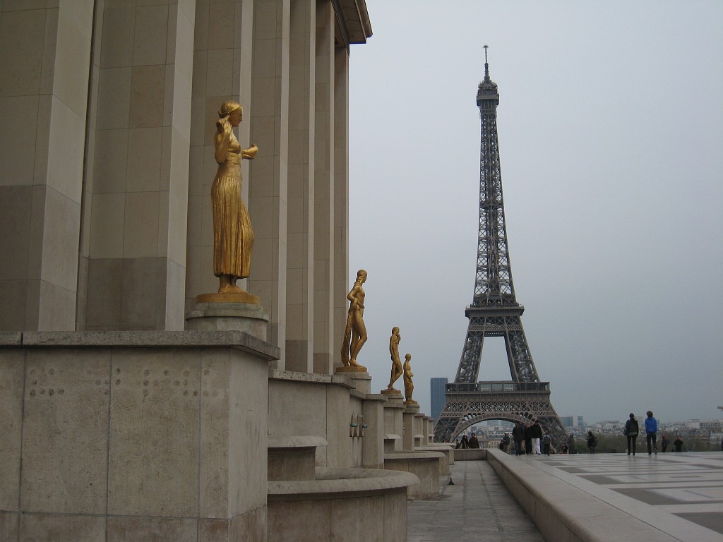 IMG_5863.JPG - Palais de Chaillot ( http://en.wikipedia.org/wiki/Palais_de_Chaillot ) and Eiffel tower ( http://en.wikipedia.org/wiki/Eiffel_Tower )