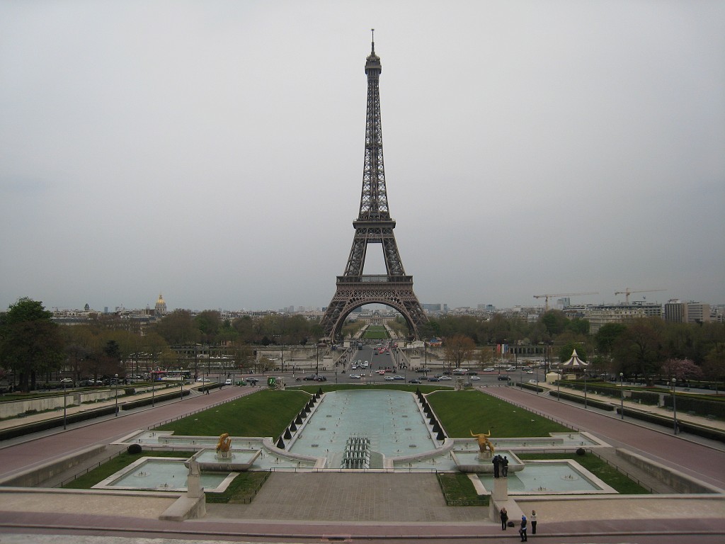 IMG_5865.JPG - Jardins du Trocadéro ( http://en.wikipedia.org/wiki/Trocad%C3%A9ro ) and Eiffel tower ( http://en.wikipedia.org/wiki/Eiffel_Tower )