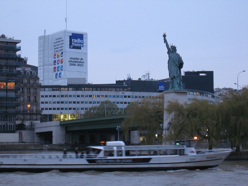 IMG_5888.JPG - Répliques de la Statue de la Liberté at Île des Cygnes ( http://en.wikipedia.org/wiki/%C3%8Ele_des_Cygnes )