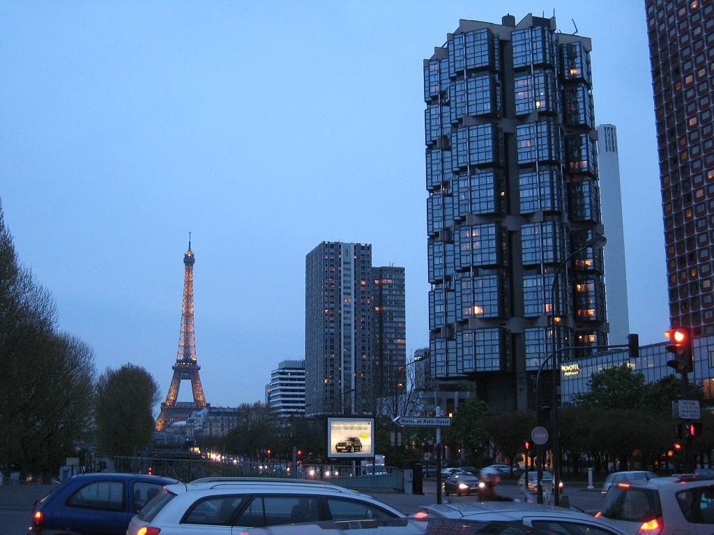 IMG_5889.JPG - Eiffel tower ( http://en.wikipedia.org/wiki/Eiffel_Tower ) in the evening