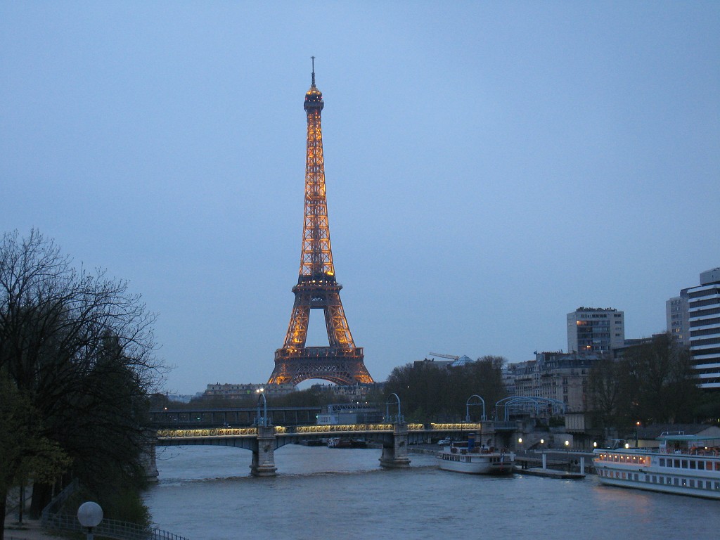IMG_5892.JPG - Eiffel tower ( http://en.wikipedia.org/wiki/Eiffel_Tower ) in the evening