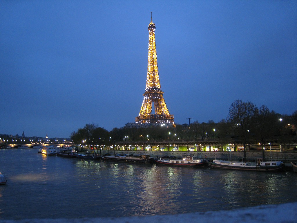 IMG_5911.JPG - Glittering Eiffel Tower ( http://en.wikipedia.org/wiki/Eiffel_Tower ) in the evening
