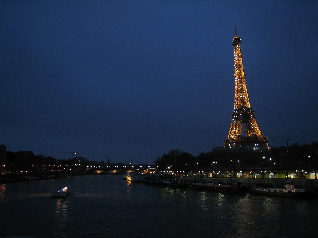 IMG_5913.JPG - Eiffel Tower ( http://en.wikipedia.org/wiki/Eiffel_Tower ) with flash lights
