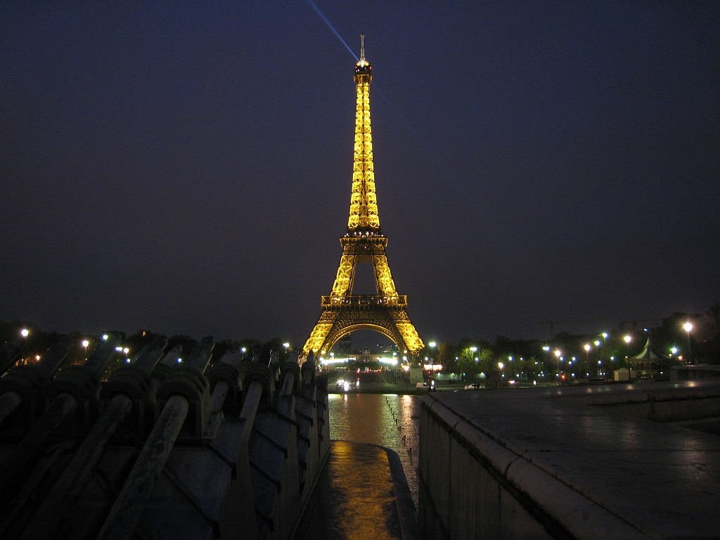IMG_5933.JPG - Eiffel Tower ( http://en.wikipedia.org/wiki/Eiffel_Tower ) seen from the Palais de Chaillot ( http://en.wikipedia.org/wiki/Palais_de_Chaillot )