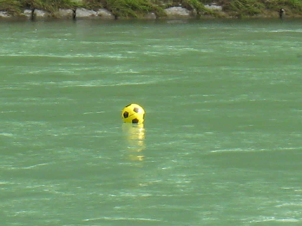 IMG_7840.JPG - Football in the river (Aare)
