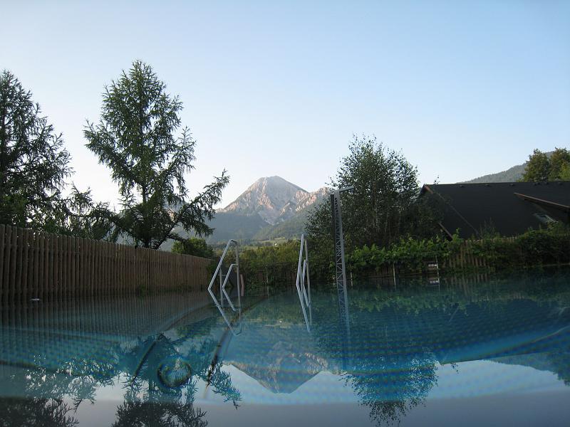 IMG_8434.JPG - Blick auf den Mittagskogel vom Swimming Pool des Dorfhotels Schönleitn