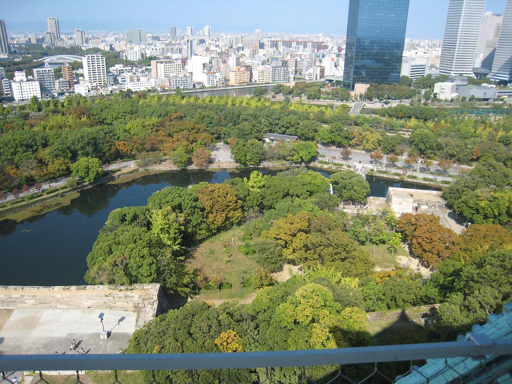 IMG_9686.JPG - Osaka Castle - Water barriers, river and town