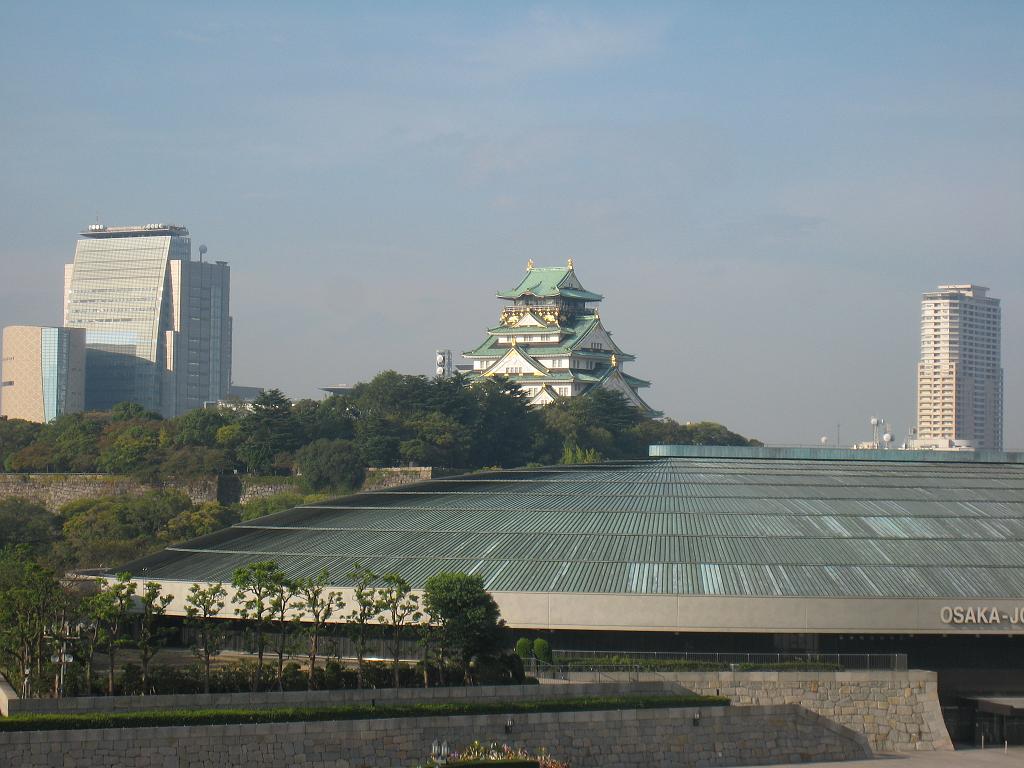 IMG_9728.JPG - Osaka Castle behind Osaka-jo hall from the New Otani